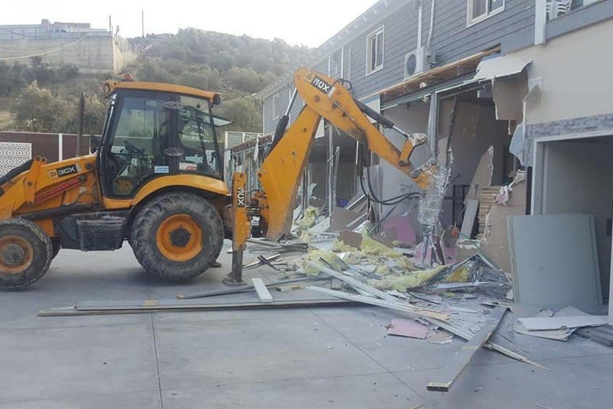 Forças da ocupação israelense demolem um salão de casamento na Cisjordânia ocupada, 18 de dezembro de 2018 [Days of Palestine/Twitter]