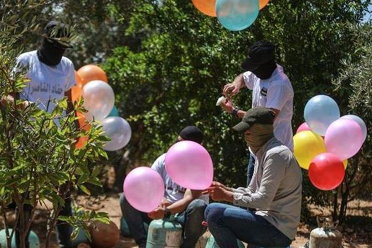 Palestinos de Gaza retomam voos de balões incendiários a Israel [Agência Anadolu]