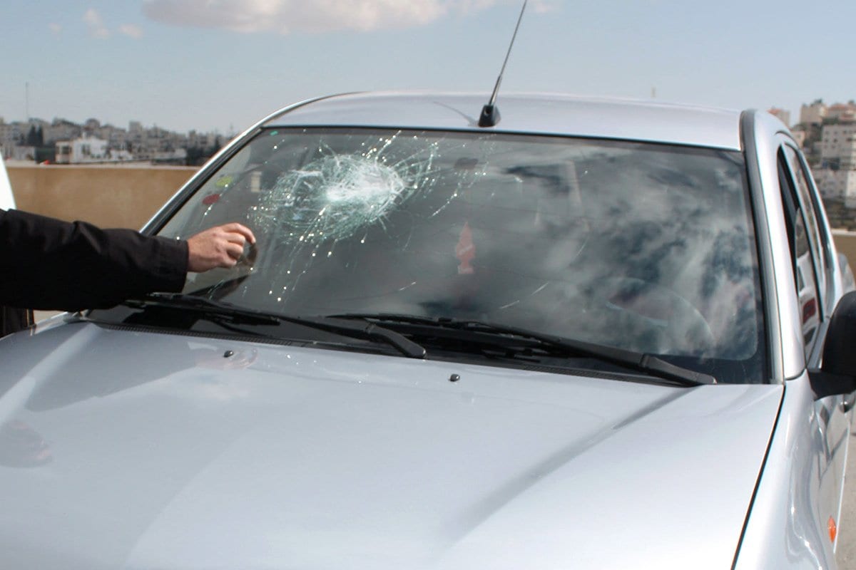 Para-brisa quebrado após colonos israelenses atirarem pedras contra um carro palestino, na Cisjordânia ocupada, 1° de setemrbo de 2019 [Najeh Hashlamoun/Apaimages]