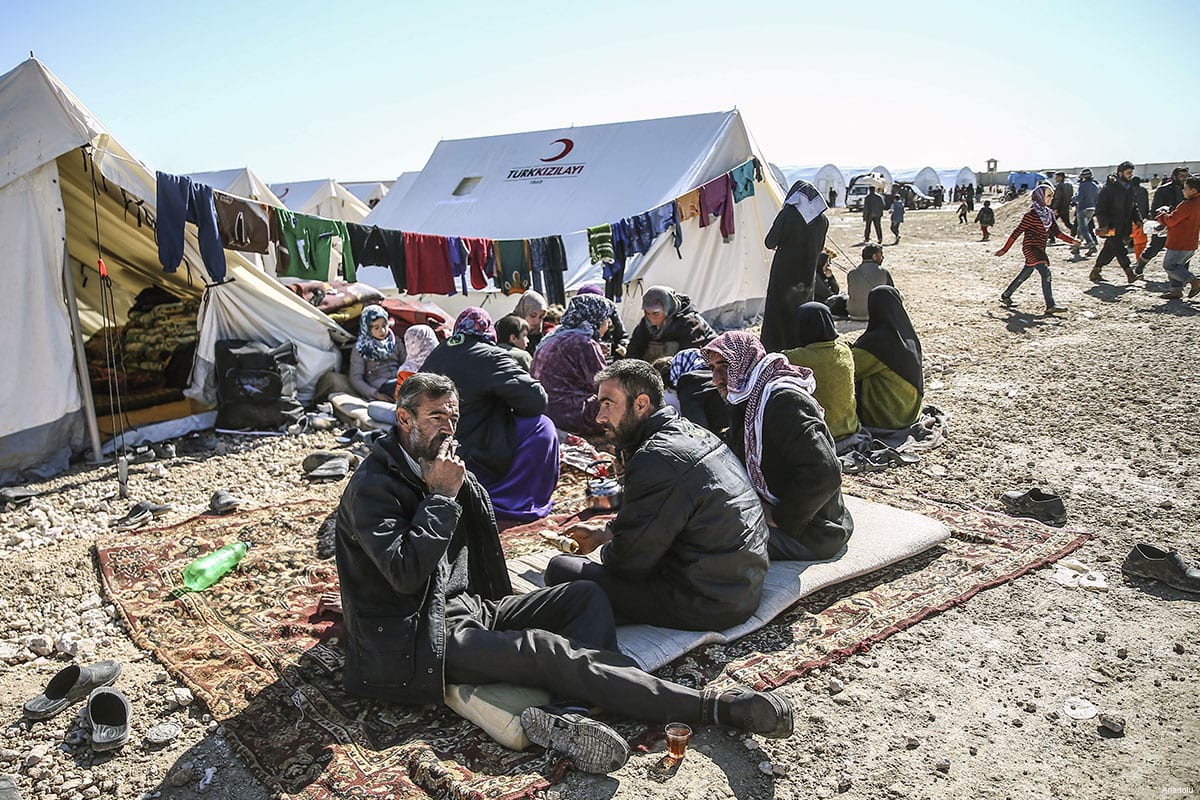 Refugiados sírios em um campo de passagem de fronteira de Bab Al-Salameh do lado sírio [Foto de arquivo]

