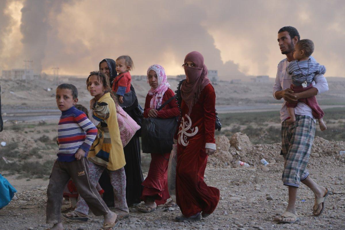 Refugiados iraquianos chegando à cidade de Al Qayyarah no Iraque, em 18 de outubro de 2016 [Agência Feriq Fereç / Anadolu]
