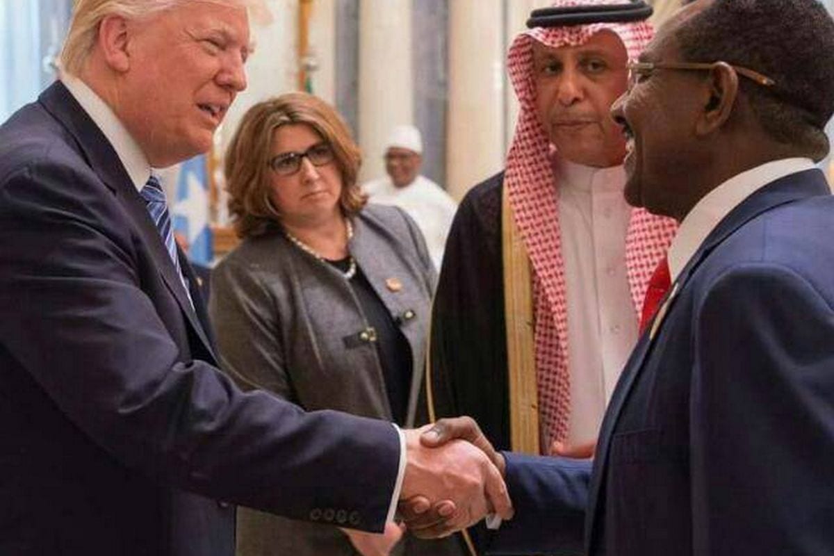Presidente dos Estados Unidos Donald Trump encontra-se com o representante da presidência sudanesa em Riad, Arábia Saudita, 21 de maio de 2017
