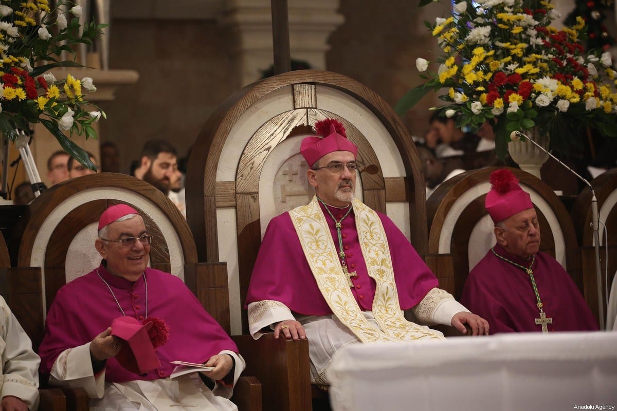 Pierbattista Pizzaballa (centro), patriarca católico em exercício de Jerusalém, conduz a missa de Natal na Igreja de Santa Catarina, em Belém, Cisjordânia ocupada, 24 de dezembro de 2019 [Issam Rimawi/Agência Anadolu]