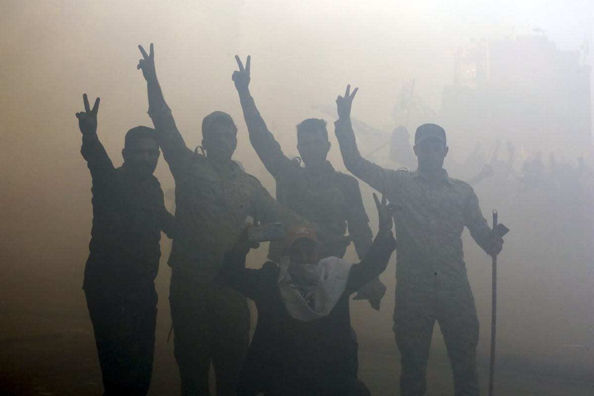 Manifestantes iraquianos invadem a Embaixada dos Estados Unidos de Bagdá, em protesto contra ataques de Washington contra batalhões armados pertencentes ao grupo Hashd al-Shaabi, ligado ao Irã, em 31 de dezembro de 2019 [Murtadha Sudani/Agência Anadolu]