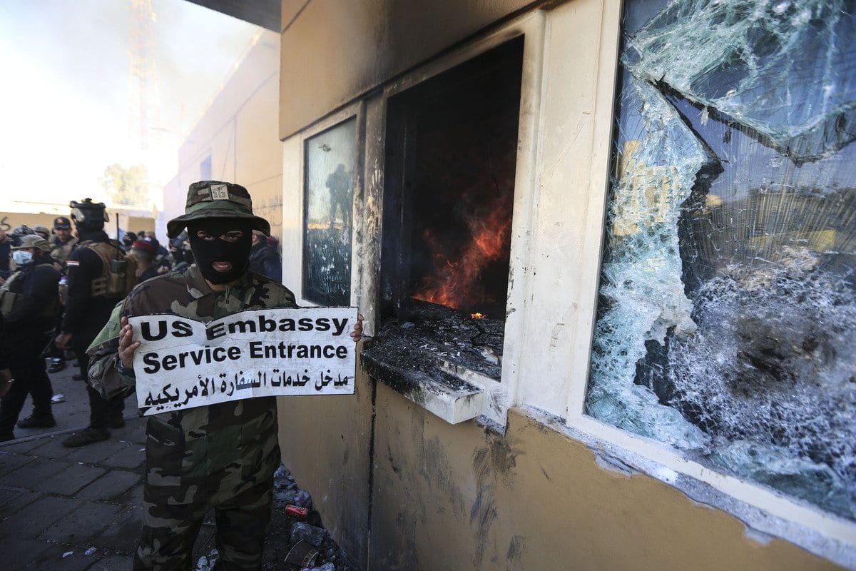 Manifestantes iraquianos indignados invadem a Embaixada dos EUA em Bagdá, no Iraque em 31 de dezembro de 2019 [Agência Murtadha Sudani/ Anadolu]