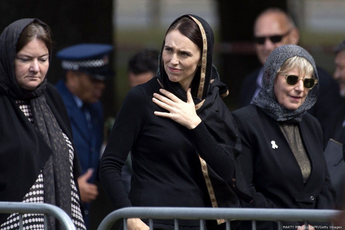 A primeira-ministra da Nova Zelândia, Jacinda Ardern,ao sair de uma reunião em homenagem aos mortos no massacre de Christchurch em 22 de março de 2019 [Marty Melville/ AFP / Getty Images]