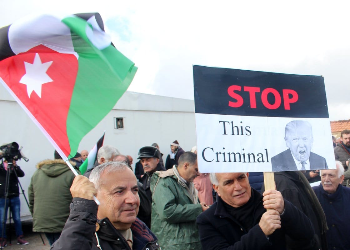 Pessoas se reúnem para protestar contra o plano do presidente dos EUA Donald Trump para o Oriente Médio após a oração de sexta-feira, perto do prédio da embaixada dos EUA em Amã, Jordânia, em 31 de janeiro de 2020. [Laıth Al-jnaıdı - Agência Anadolu]