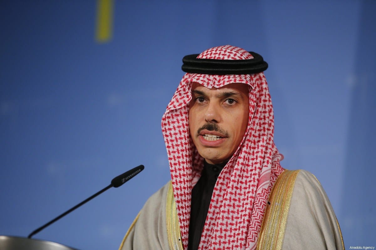 Ministro das Relações Exteriores da Arábia Saudita, Príncipe Faisal bin Farhan Al Saud, em Berlim, Alemanha, em 21 de fevereiro de 2020 [Abdulhamid Hoşbaş / Agência Anadolu]
