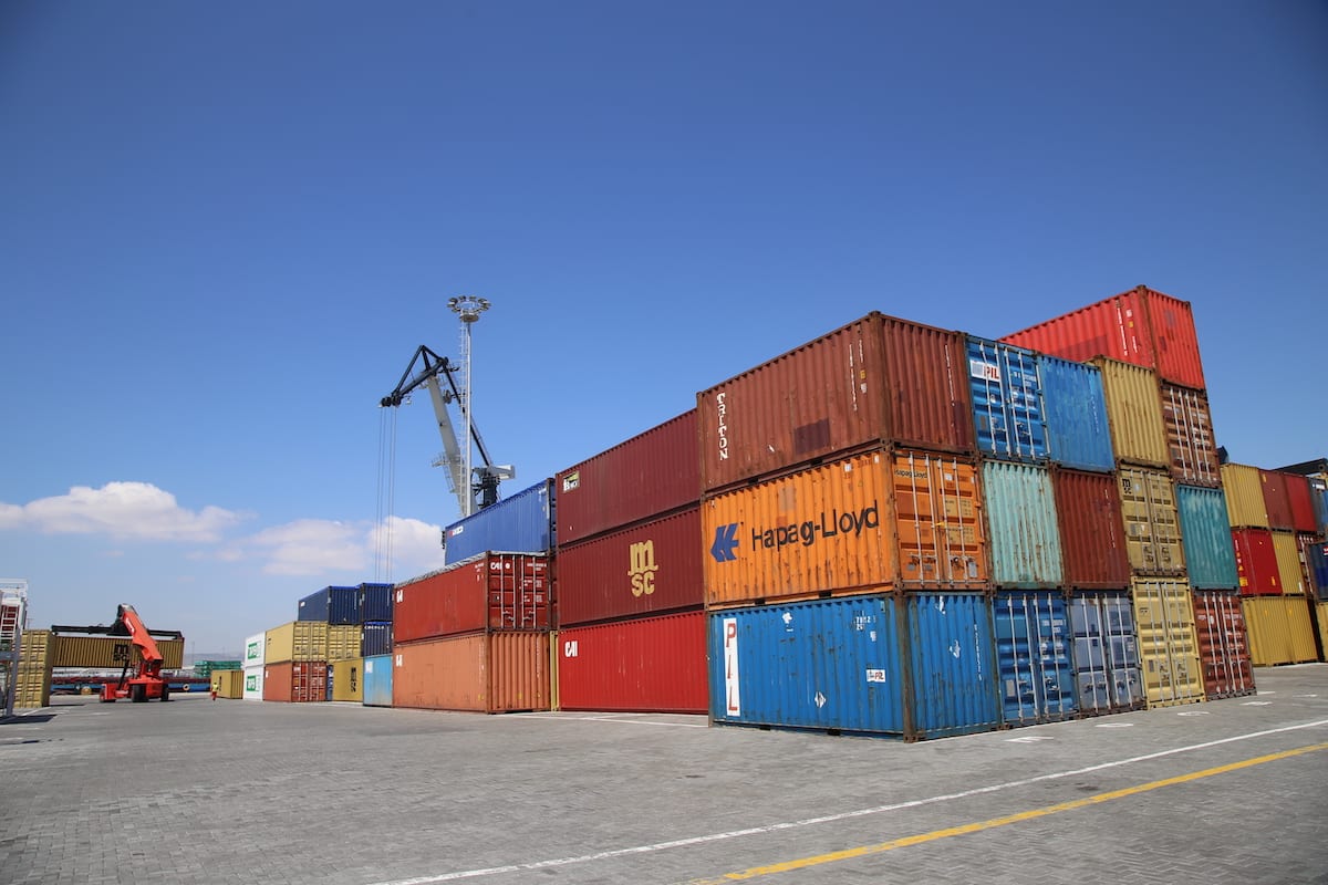 Máquina pesada carrega materiais de exportação roduzidos na Turquia em 27 de abril de 2020 [Resul Rehimov / Agência  Anadolu]
