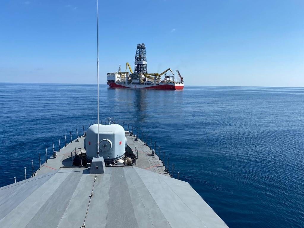 O navio Fatih Drill da Turquia, escoltado pela marinha turca, é visto ao largo do Mar Negro, 17 de setembro de 2020 [Ministério da Defesa turco / HandoutAnadolu Agência]
