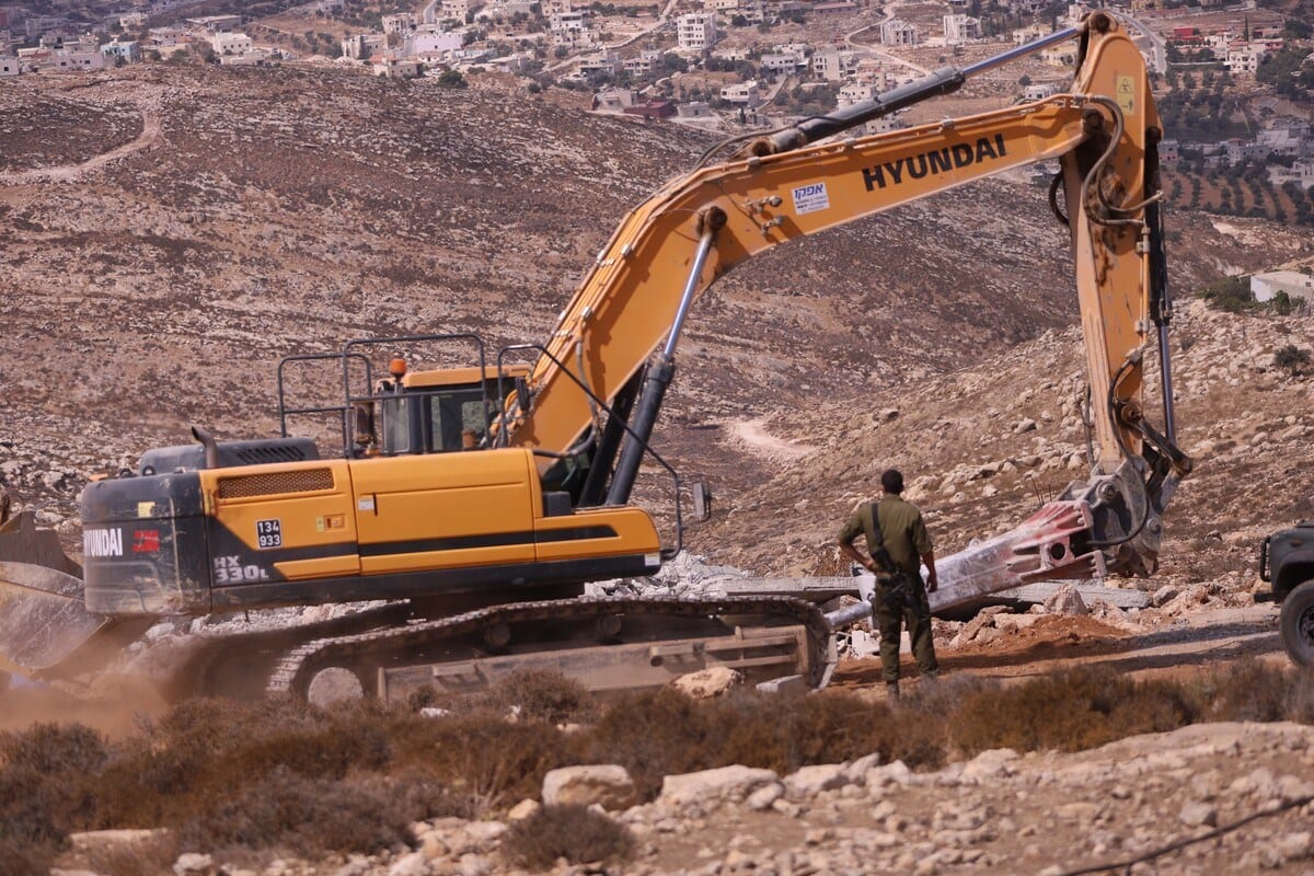 Escavadeiras israelenses derrubam algumas das construções pertencentes a palestinos, por suposta falta de alvará, no distrito de Dora, Hebron (Al-Khalil), Cisjordânia ocupada, 23 de setembro de 2020 [Mamoun Wazwaz/Agência Anadolu]