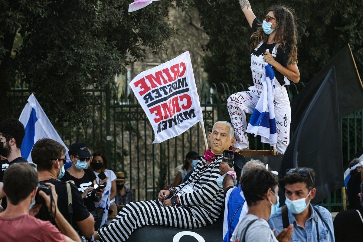 Manifestantes protestam contra o primeiro-ministro israelense Benjamin Netanyahu, exigindo sua renúncia em Jerusalém em 24 de setembro de 2020 [Agência Mostafa Alkharouf / Anadolu] 
