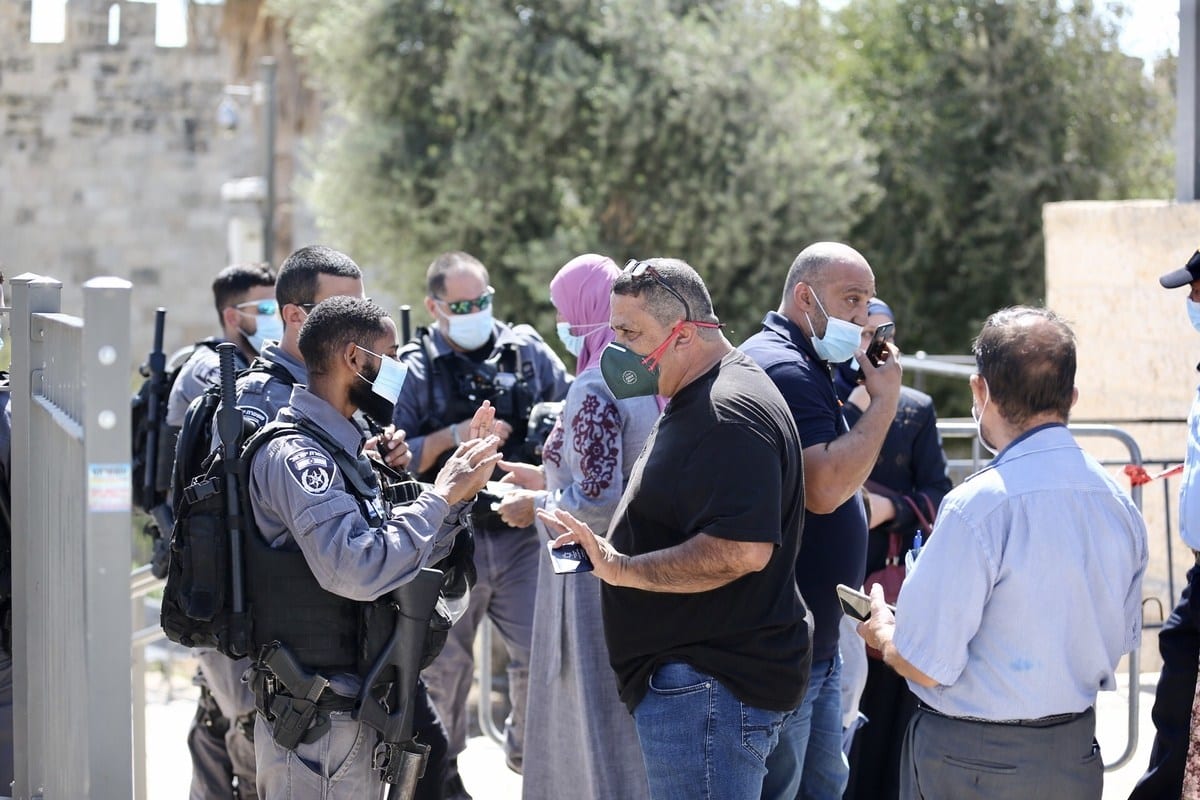 Policiais israelenses adotam medidas de controle em frente aos portões da Mesquita de Al-Aqsa após uma decisão de reforçar quarentena contra o coronavírus na Cidade Velha de Jerusalém Oriental em 25 de setembro de 2020 [Agência Mostafa Alkharouf / Anadolu] 
