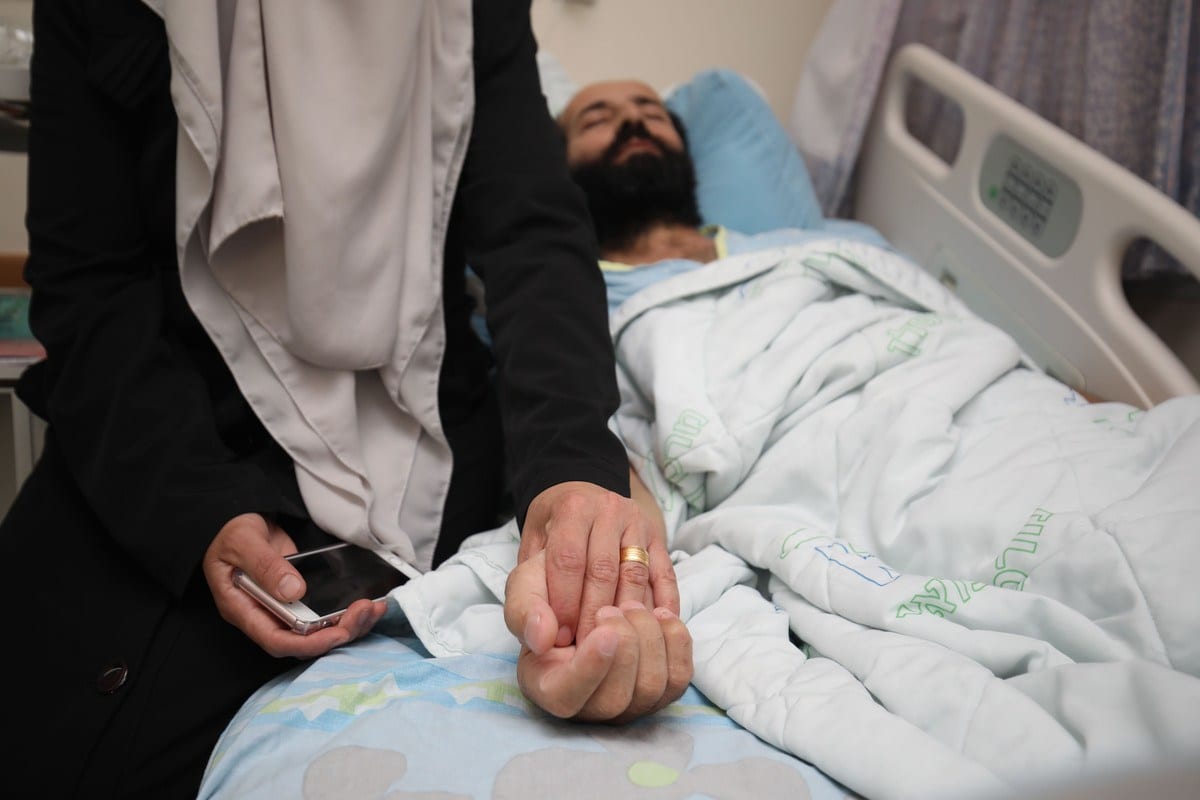 Maher Al-Akhras, prisioneiro palestino detido por Israel, em greve de fome, recebe tratamento médico em um hospital nos distrito israelense de Rehovot, 14 de outubro de 2020 [Mostafa Alkharouf/Agência Anadolu]