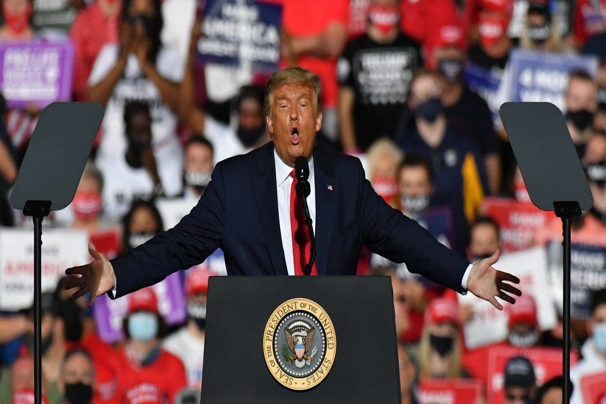 O presidente dos EUA, Donald Trump, se dirige à multidão em um evento  Make America Great Again no Aeroporto Municipal de Gastonia em 21 de outubro de 2020 em Gastonia, Carolina do Norte, Estados Unidos. [Peter Zay - Agência Anadolu] 
