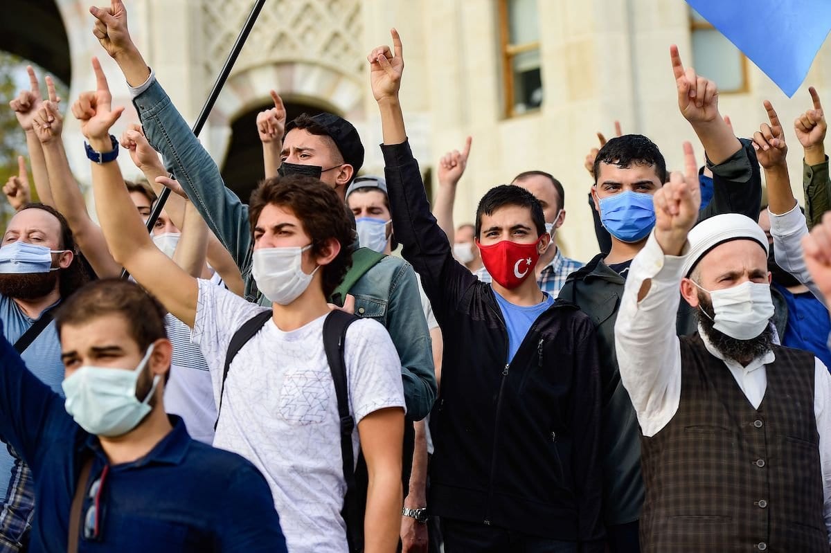 Turcos protestam contra França durante uma manifestação contra os comentários do presidente francês sobre as charges do Profeta Muhammad, em Istambul, em 25 de outubro de 2020. [Yasin Akgul/ AFP via Getty Images]