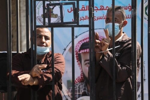 Ministério dos Prisioneiros de Gaza realizam protesto em frente à sede do Comitê Internacional da Cruz Vermelha, em apoio à greve de fome do preso palestino Maher al-Akhras, na Cidade de Gaza, 12 de outubro de 2020 [Mohammed Asad/Monitor do Oriente Médio]