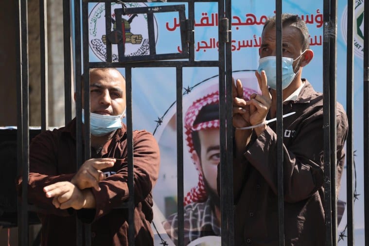 Ministério dos Prisioneiros de Gaza realizam protesto em frente à sede do Comitê Internacional da Cruz Vermelha, em apoio à greve de fome do preso palestino Maher al-Akhras, na Cidade de Gaza, 12 de outubro de 2020 [Mohammed Asad/Monitor do Oriente Médio]