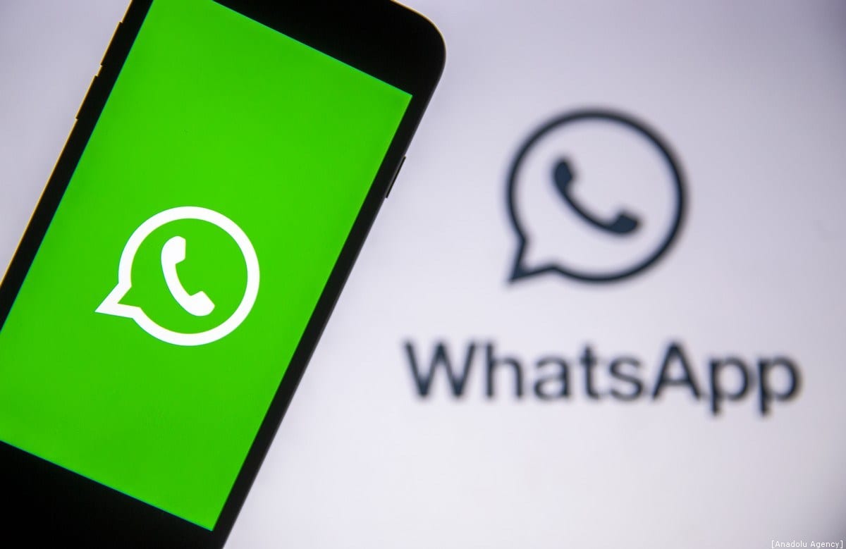 Logotipo do aplicativo WhatsApp em um celular [Ali Balıkçı / Agência Anadolu]
