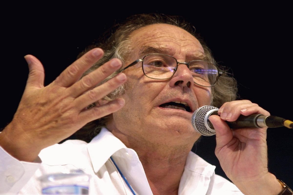 Adolfo Pérez Esquivel, Prêmio Nobel da Paz, durante participação no Fórum Social Mundial, em 2003, em Porto Alegre. [Marcel Casal Jr/ Agência Brasil/Wikipedia]