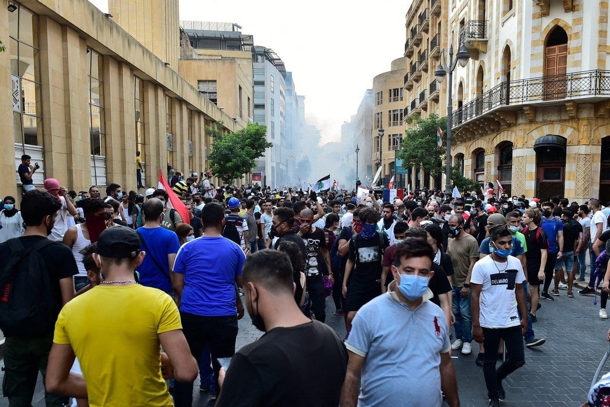 Forças de segurança intervêm em manifestantes com gás lacrimogêneo durante um protesto em Beirute, Líbano em 1 de setembro de 2020 [Houssam Shbaro/ Anadolu Agência]
