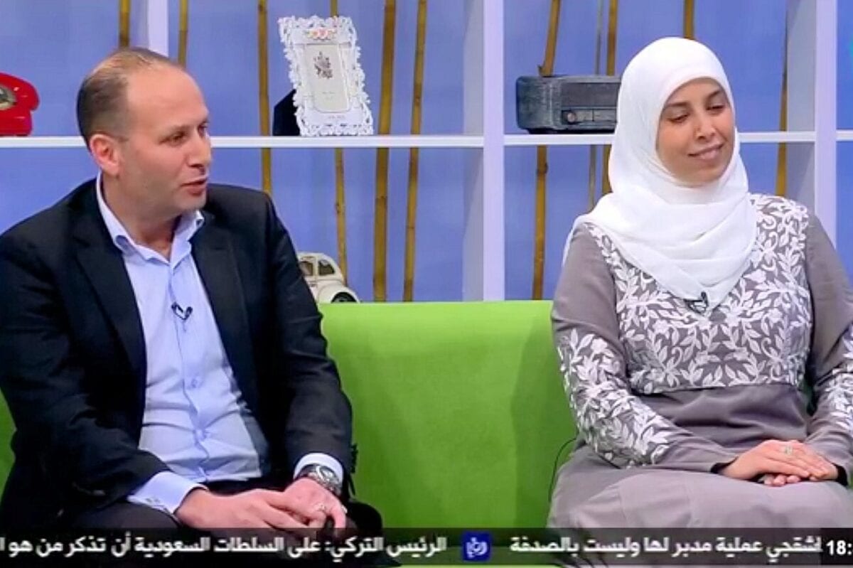Captura de tela de Nizar Tamimi e sua esposa Ahlam na TV Jordaniana [@ FrimetRoth / Twitter]