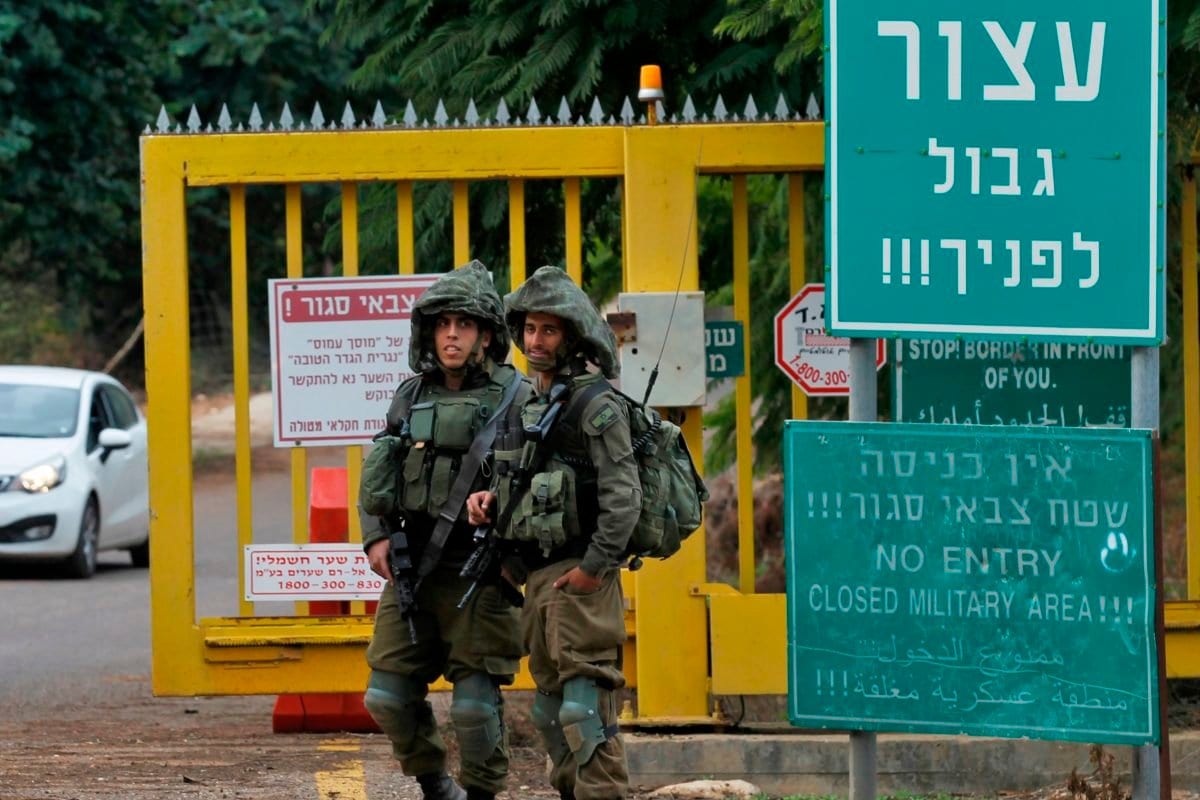Soldados israelenses montam guarda em um posto de controle perto da fronteira com o Líbano, 4 de dezembro de 2018 [Jalaa Marey/AFP/Getty Images]
