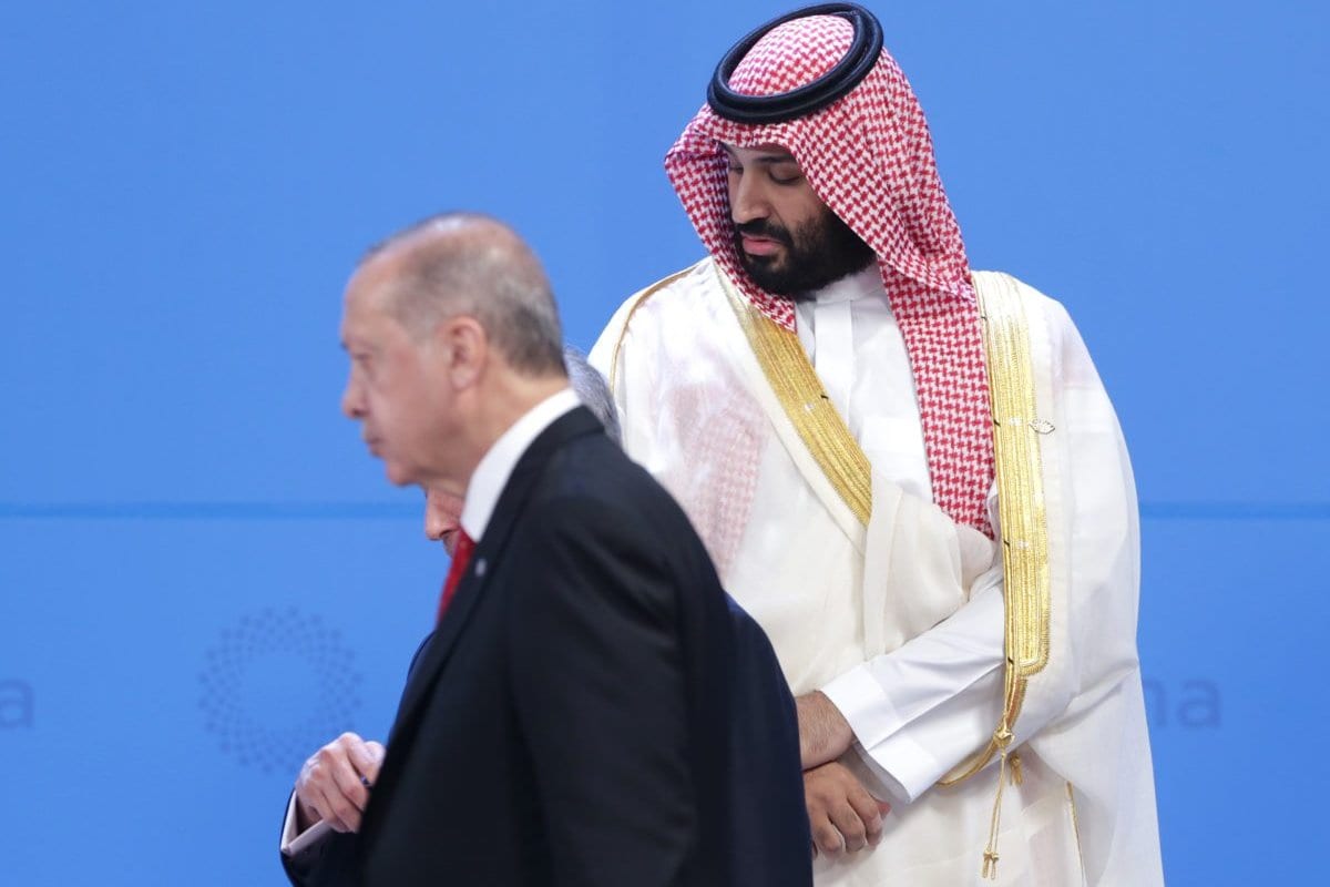 Mohammad bin Salman, príncipe herdeiro e governante de fato da Arábia Saudita, e Presidente da Turquia Recep Tayyip Erdogan, durante foto de abertura da Cúpula do G20, em Costa Salguero, Buenos Aires, Argentina, 30 de novembro de 2018 [Daniel Jayo/Getty Images]
