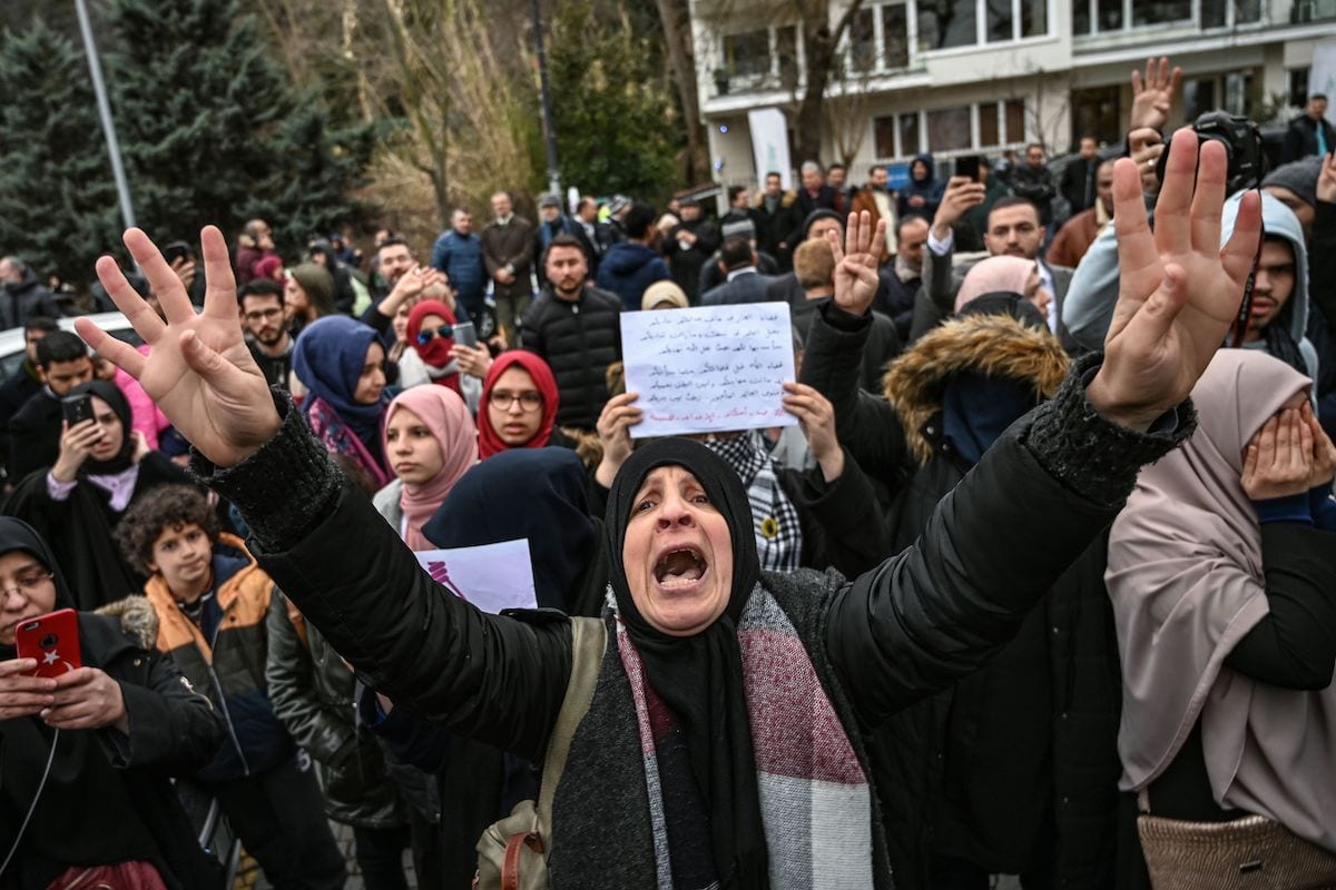 Protesto contra sentenças de morte no Egito, após execução de nove homens, em frente ao consulado egípcio em Istambul, Turquia, 2 de março de 2019 [Ozan Kose/AFP/Agência Anadolu]
