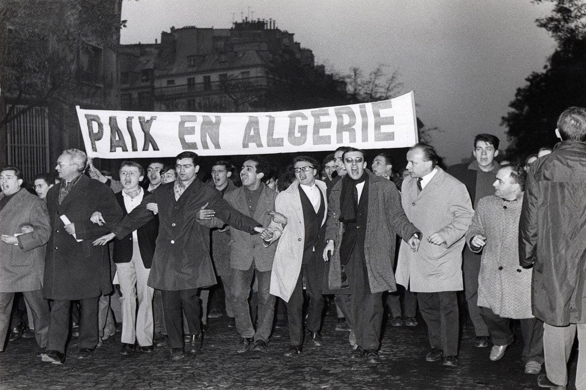 Manifestantes a favor da independência da Argélia são vistos marchando em Paris em 1961 [AFP via Getty Images]