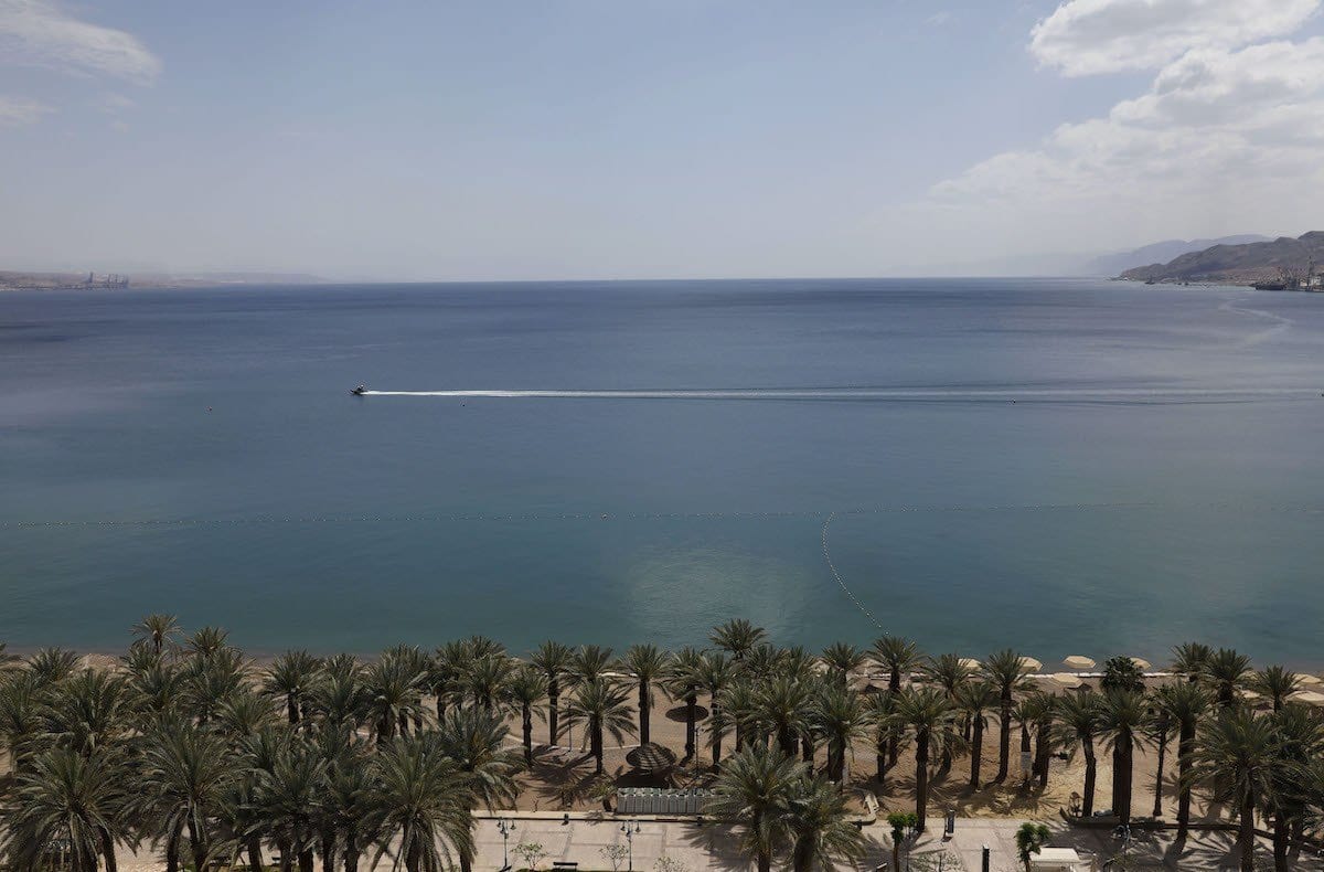 Costa do Mar Vermelho no sul da cidade-balneário de Eilat, sem turistas devido à pandemia de covid-19, Israel, 17 de abril de 2020 [Menahem Kahana/AFP/Getty Images]
