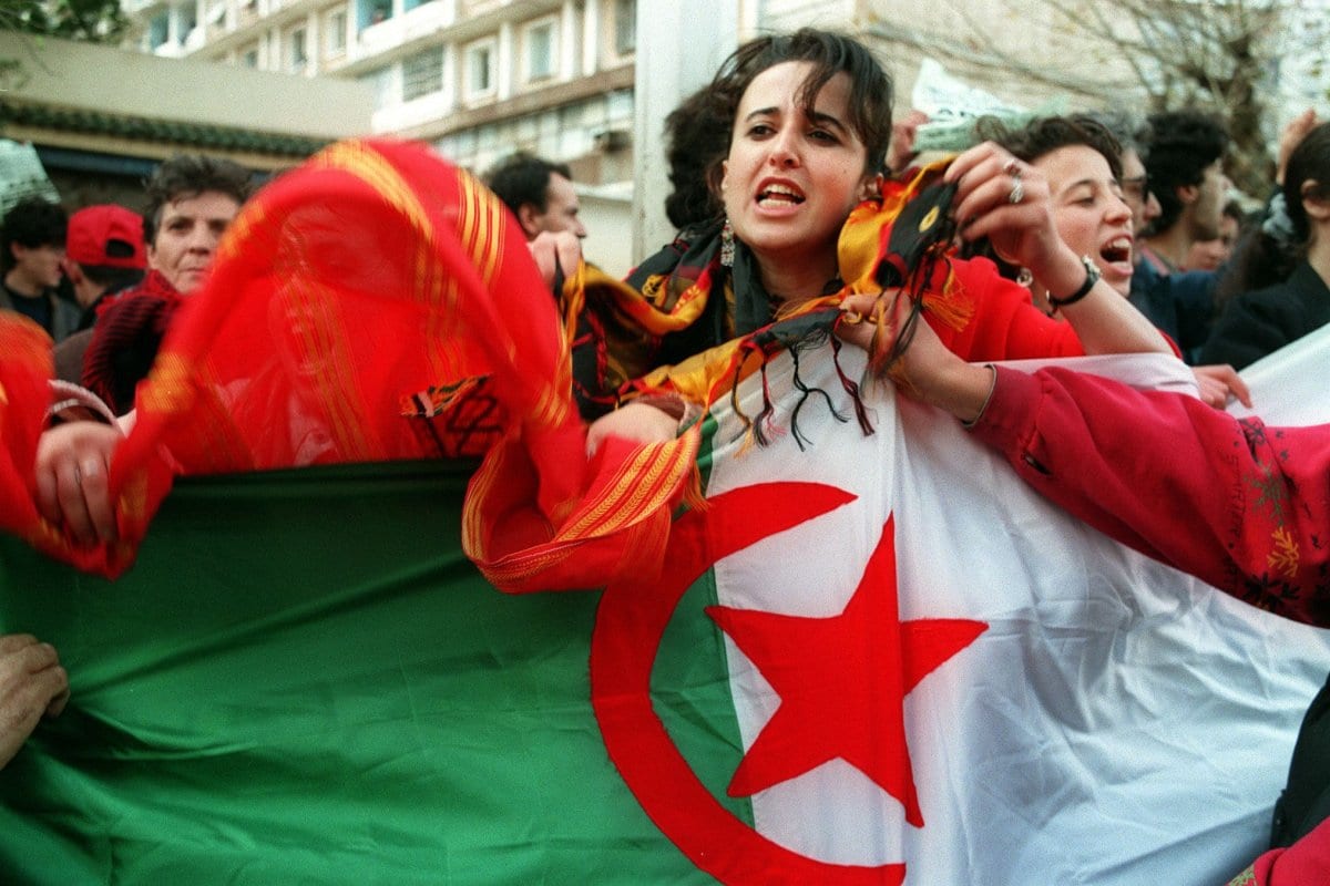      2 jovens berberes agitam bandeiras e gritam slogans [HOCINE ZAOURAR / AFP via Getty Images]
