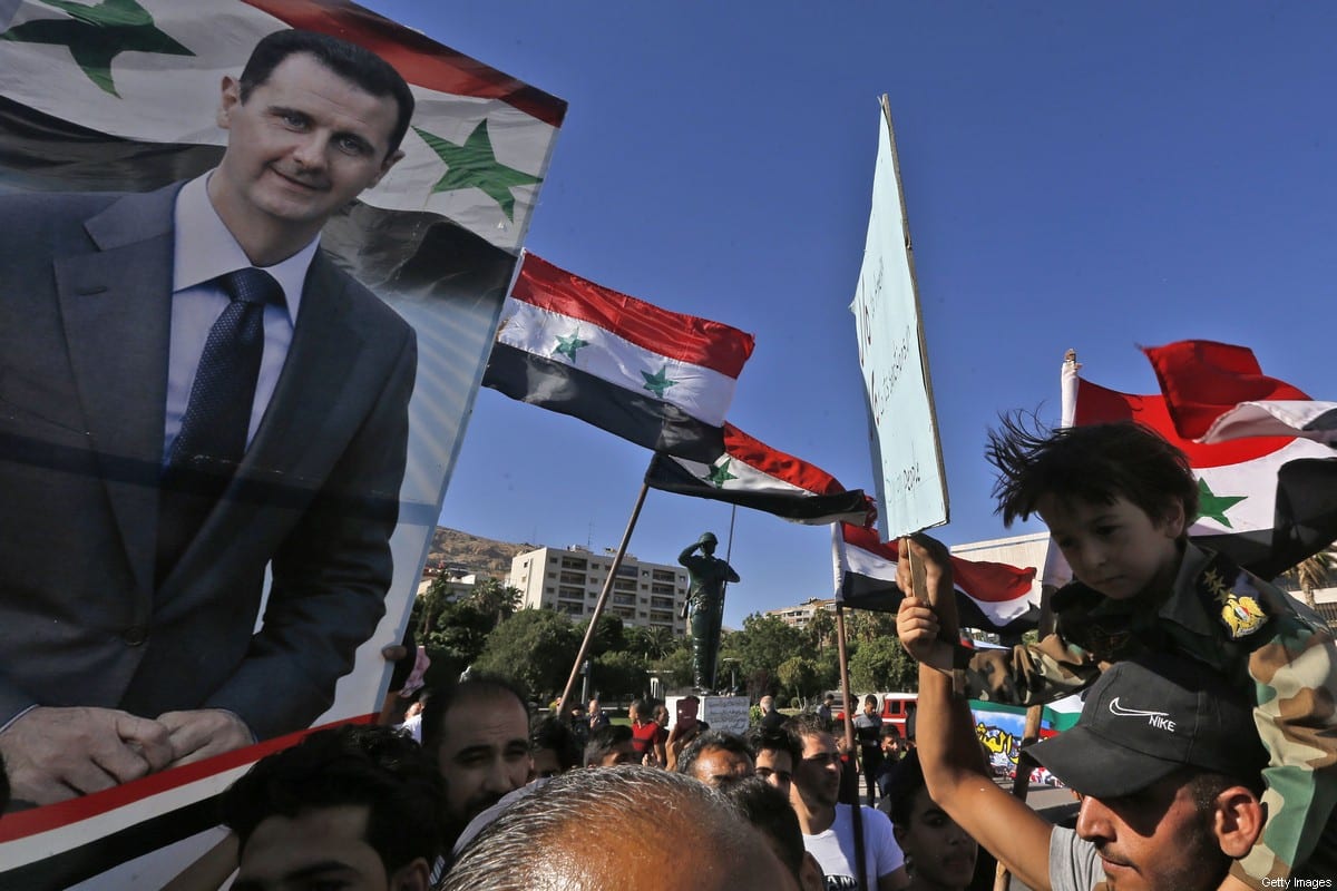 Manifestação de apoio ao Presidente da Síria Bashar al-Assad contra sanções dos Estados Unidos ao país, em Damasco, 11 de junho de 2020 [Louai Beshara/AFP/Getty Images]