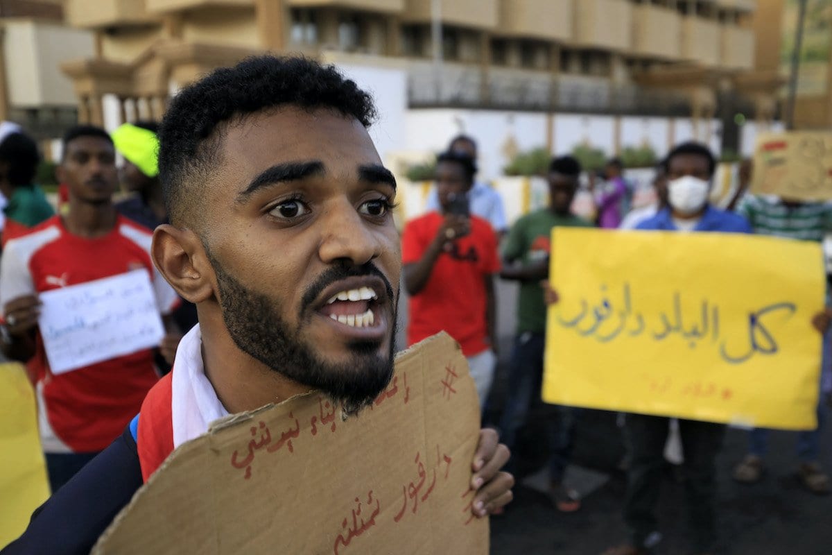 Um manifestante grita slogans durante um protesto em frente à Associação de Profissionais do Sudão no distrito de Garden City, na capital do Sudão, Cartum, em 4 de julho de 2020, em solidariedade ao povo da região de Nertiti, na província de Darfur Central, no sudoeste do país. [Ashraf Shazly/ AFP via Getty Images]