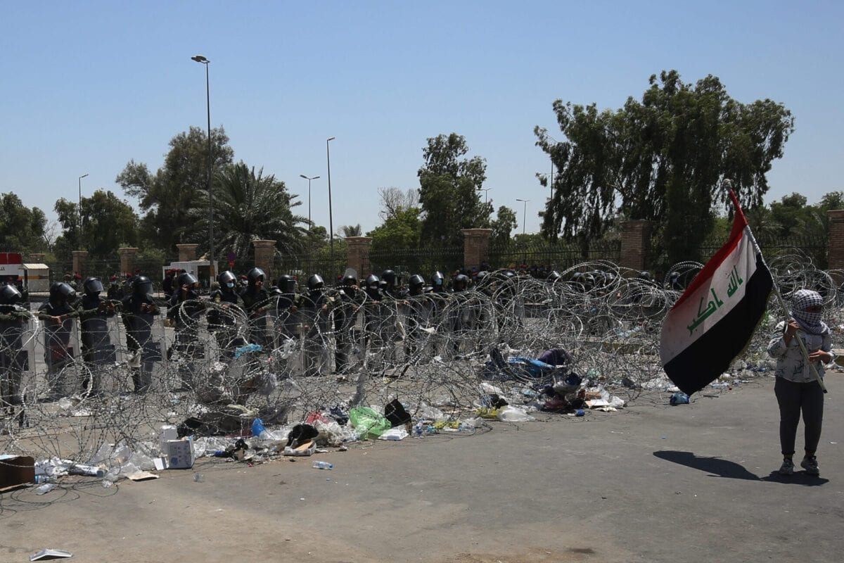 Forças de segurança iraquianas montam guarda na entrada da Zona Verde durante um protesto a capital Bagdá em 12 de julho de 2020 [Ahmad Al-Rubaye/ AFP via Getty Images]
