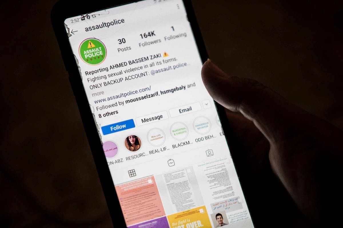 Conta de Instagram denuncia casos de assédio e abuso sexual cometidos por Ahmed Bassam Zaki, estudante de 22 anos, no Cairo, Egito, 15 de julho de 2020 [Khaled Desouki/AFP/Getty Images]
