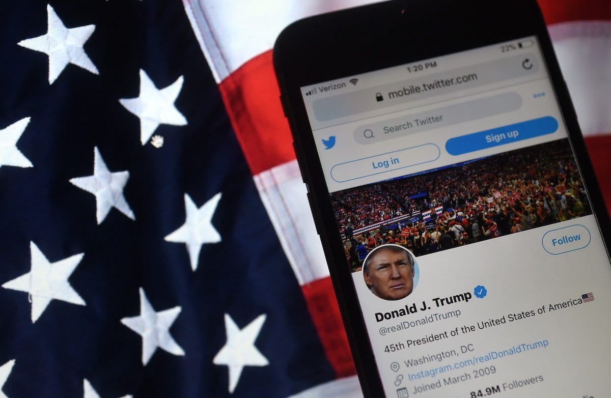 Imagem mostra a a conta do Twitter do presidente dos EUA, Donald Trump, em um aparelho celular em 10 de agosto de 2020, em Arlington, Virgínia. [Olivier Douliery/ AFP via Getty Images] 
