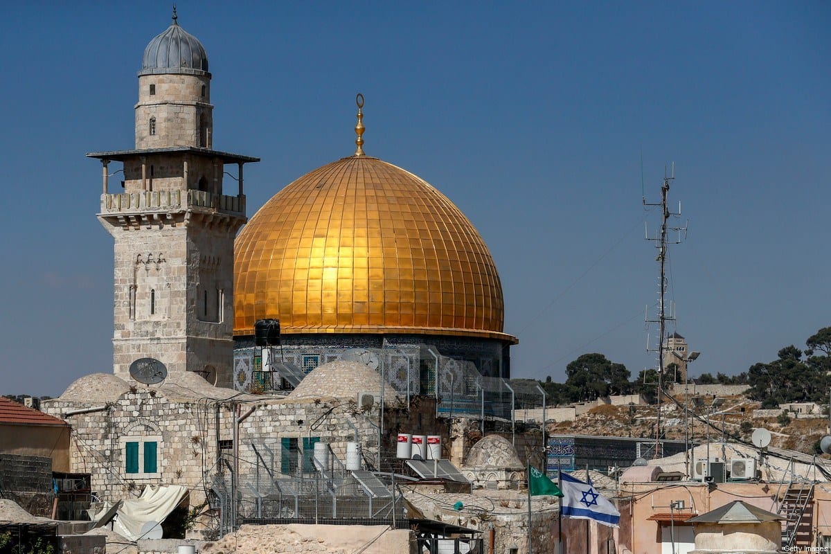 Bandeira israelense é exibida em frente ao Domo da Rocha, perto do complexo da Mesquita de Al-Aqsa, na Cidade Velha de Jerusalém ocupada, em 24 de agosto de 2020 [Ahmad Gharabli/AFP/Getty Images]

