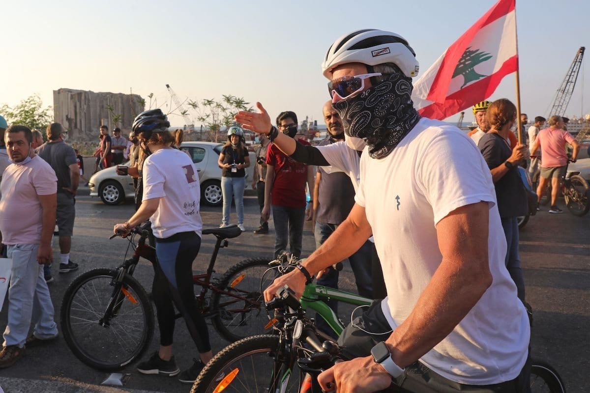 O ex-ciclista profissional dos EUA Lance Armstrong participa da excursão beneficente "Bike for Beirut" no local da explosão do porto de 4 de agosto na capital libanesa, Beirute, em 4 de outubro de 2020. [Anwar Amro/ AFP via Getty Images] 
