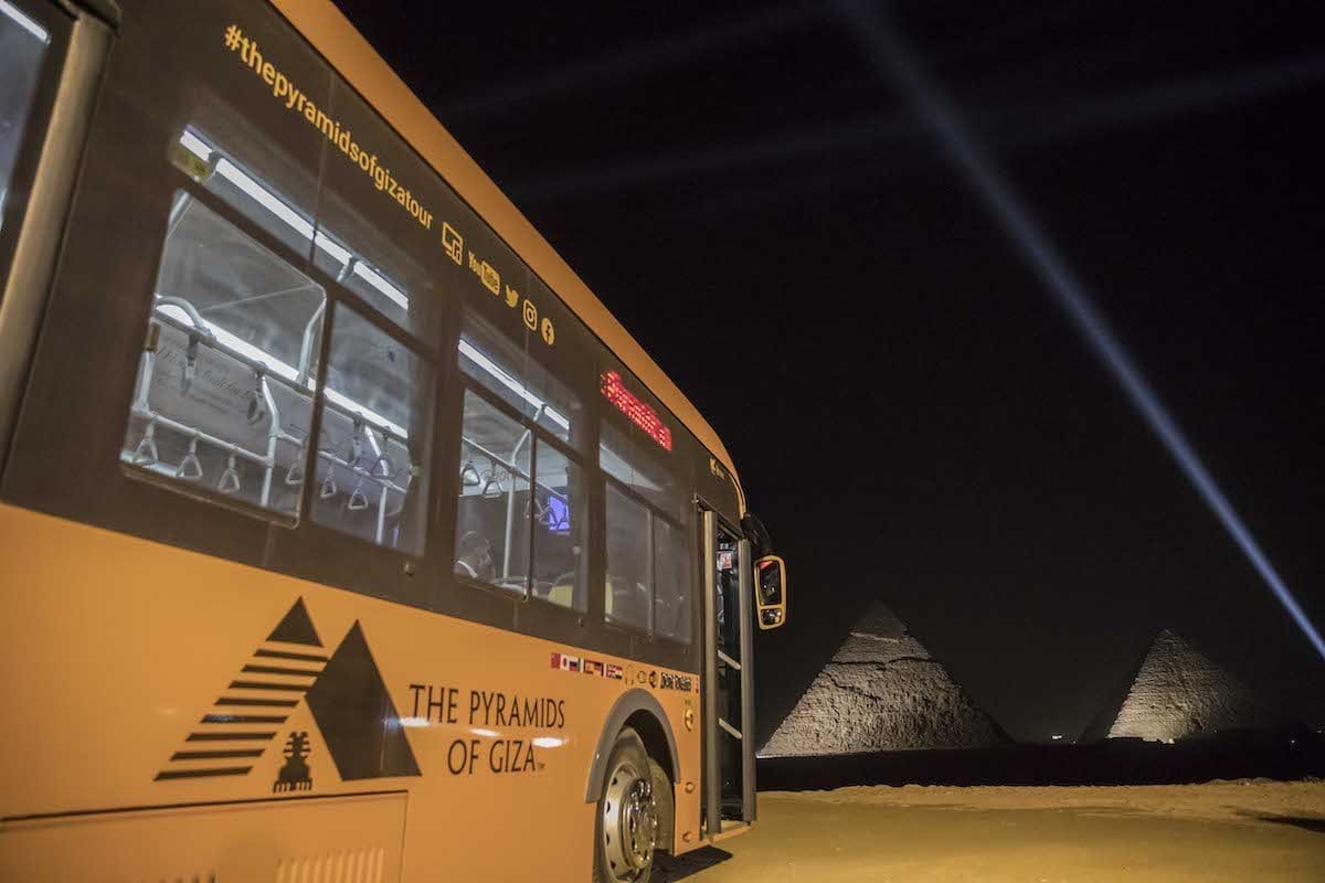 Pirâmides de Quéops e Quéfren, na necrópole de Gizé, durante cerimônia oficial de lançamento das operações-teste do primeiro ônibus elétrico no ponto turístico, a sudoeste do Cairo, capital do Egito, 20 de outubro de 2020 [Khaled Desouki/AFP/Getty Images]
