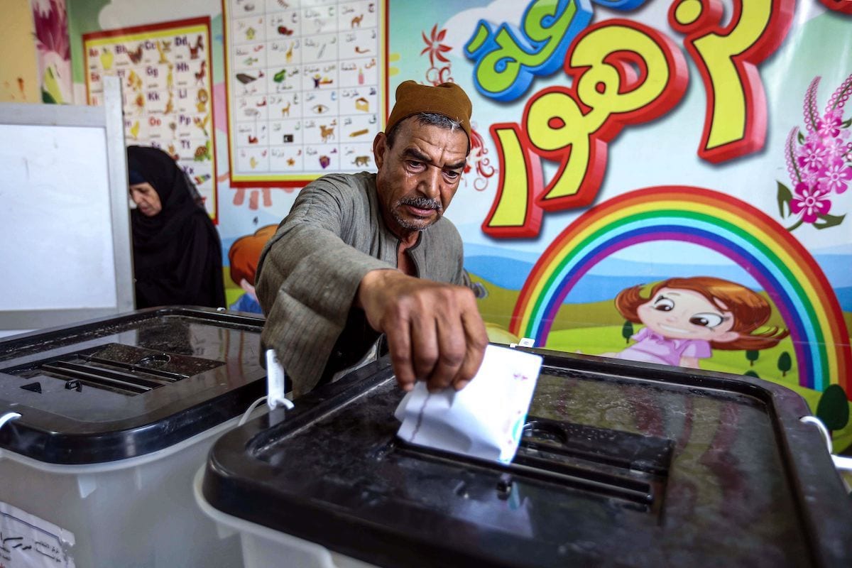 Cidadão egípcio registra seu voto em uma seção eleitoral de El-Ayyat, sul do Cairo, capital do Egito, para as eleições legislativas da câmara baixa, em 24 de outubro de 2020 [Khaled Kamel/AFP/Getty Images]