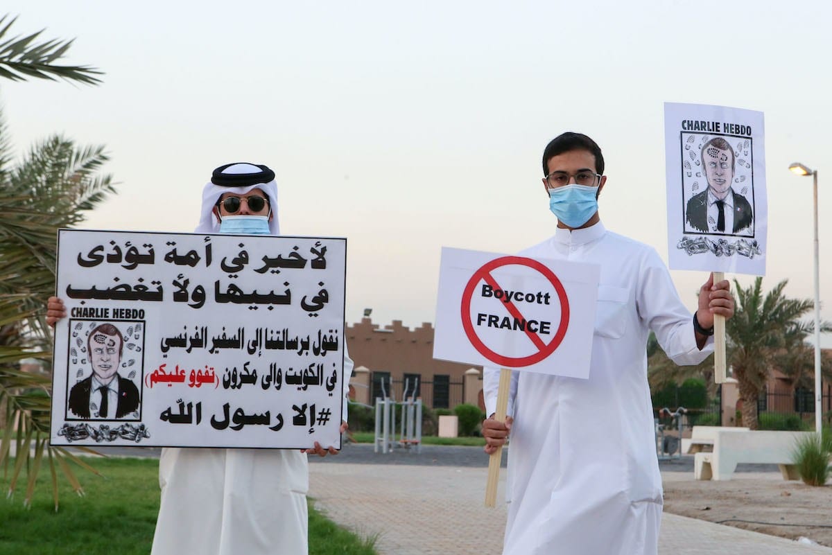 Cidadãos kuwaitianos expressam indignação contra o Presidente da França Emmanuel Macron na Cidade do Kuwait, 24 de outubro de 2020 [AFP/Getty Images]