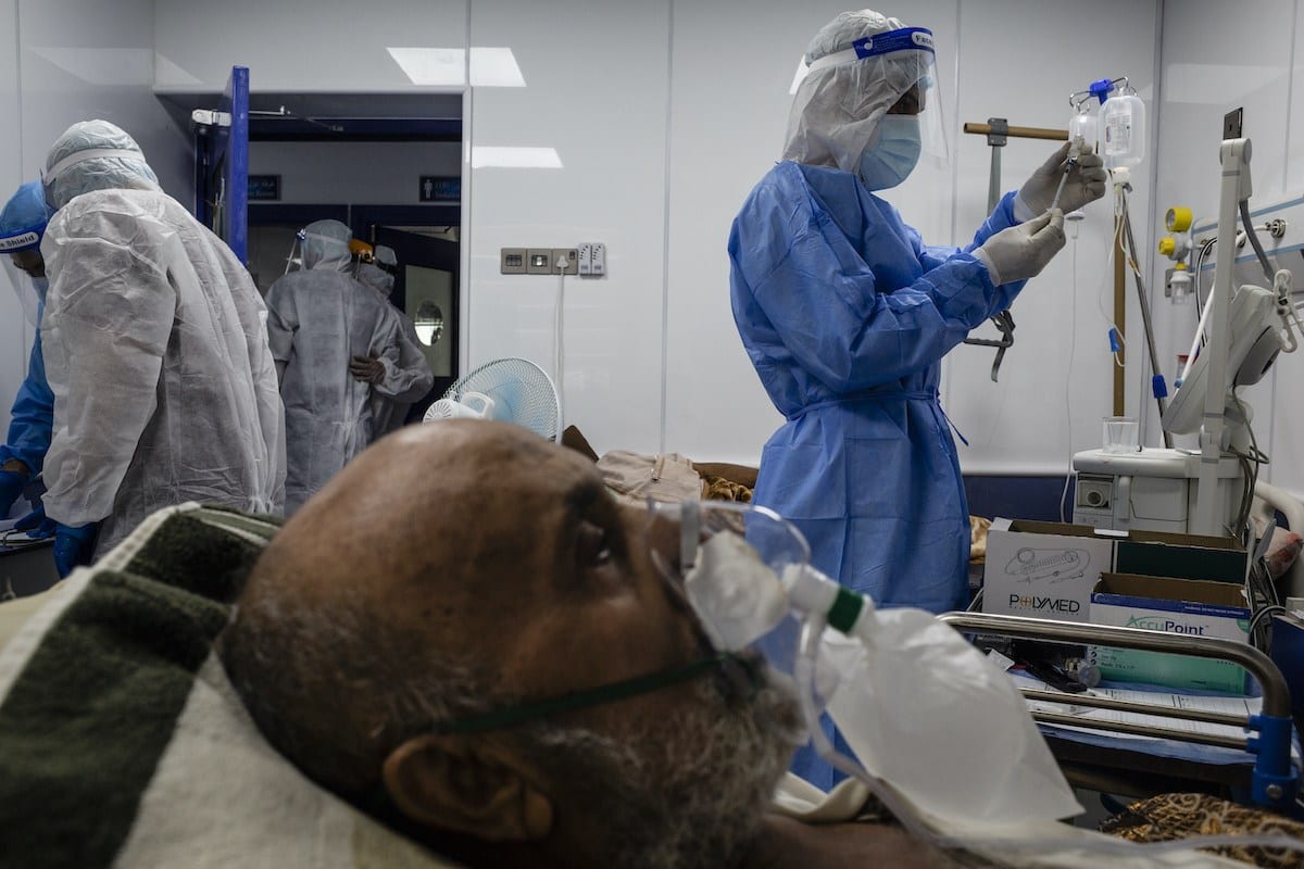 Médicos checam paciente de coronavírus, no Hospital Dr. Hassan Haloos, em Najaf, iraque, 31 de agosto de 2020 [Hawre Khalid/Getty Images]