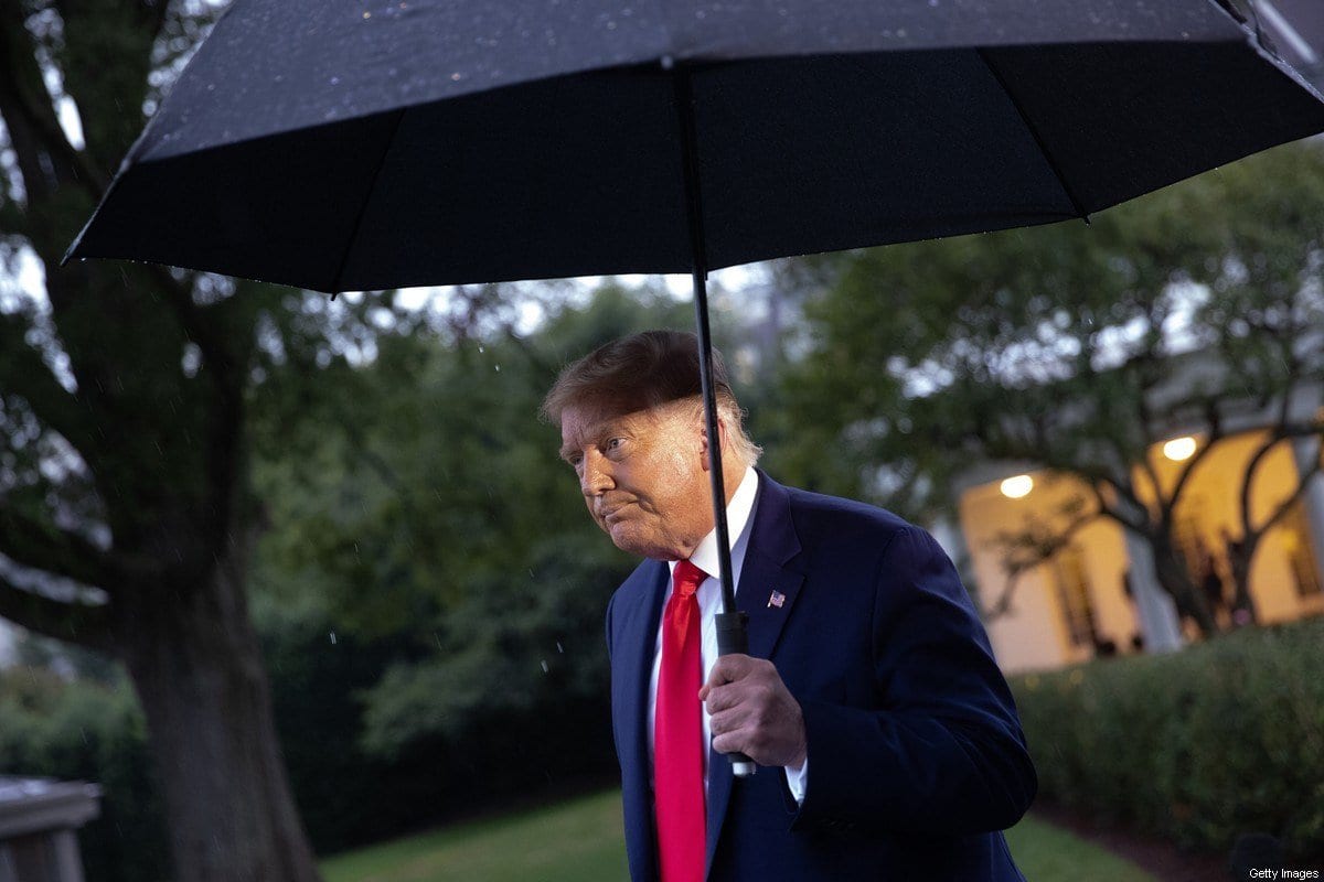 O presidente dos EUA, Donald Trump, se afasta depois de responder a perguntas de repórteres antes de deixar a Casa Branca em 17 de setembro de 2020 em Washington, DC. [Win McNamee / Getty Images]
