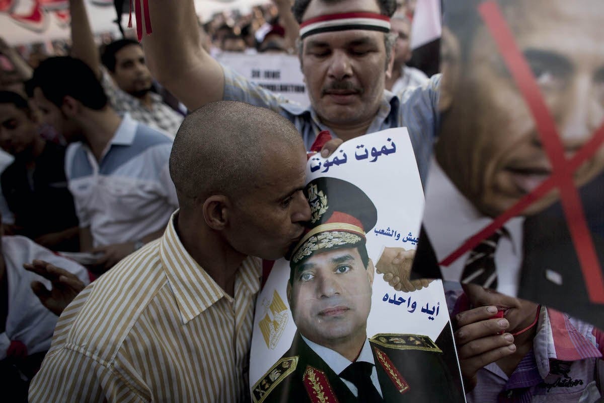 Homem egípcio beija uma fotografia do general Abdel Fattah el-Sisi, em manifestação pró-governo na Praça Tahrir, Cairo, Egito, 7 de julho de 2013 [Carsten Koall/Getty Images]