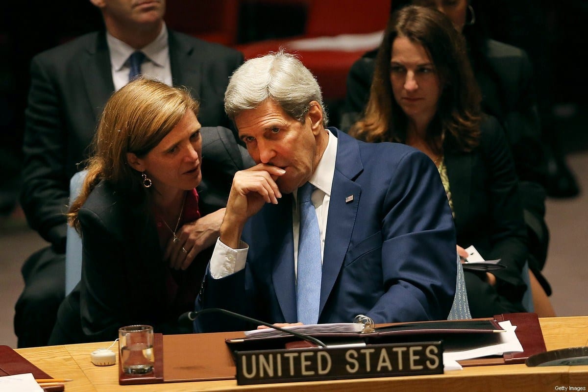 Secretário de Estado dos Estados Unidos John Kerry conversa com Samantha Power, então embaixador americana na ONU, em reunião do Conselho de Segurança sobre contraterrorismo, na sede da ONU, em Nova Iorque, 30 de setembro de 2015 [Spencer Platt/Getty Images]