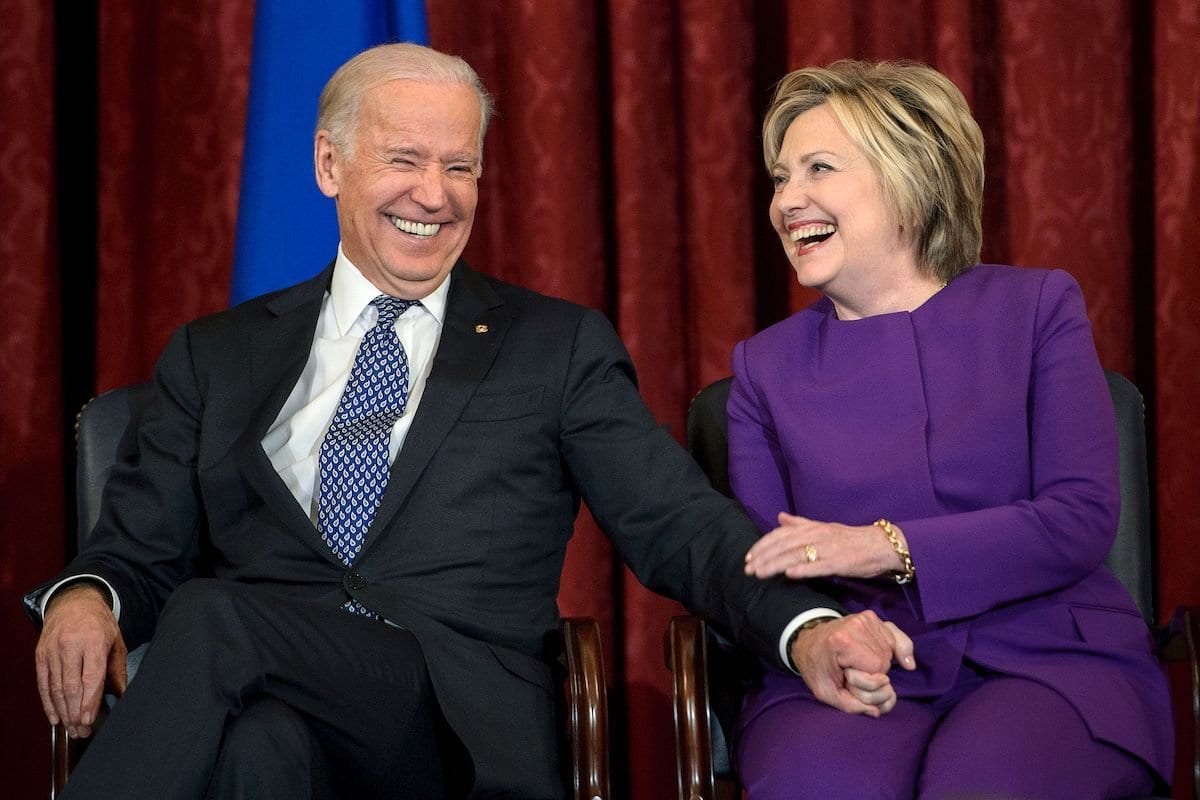 Então Vice-Presidente dos Estados Unidos Joe Biden ao lado da ex-Secretária de Estado Hillary Clinton, durante cerimônia em homenagem a Harry Reid, líder da minoria democrata no Senado, no Capitólio, em Washington DC, 8 de dezembro de 2016 [Mark Wilson/Getty Images]