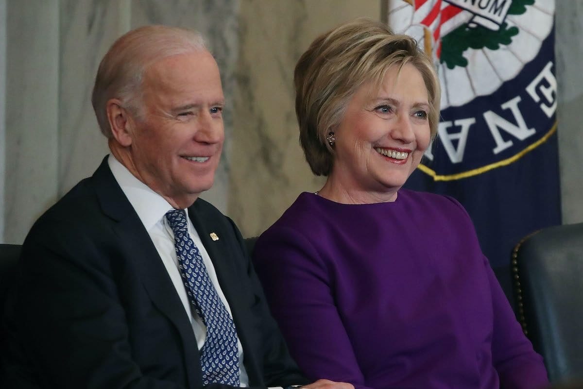 Então Vice-Presidente dos Estados Unidos Joe Biden ao lado da ex-Secretária de Estado Hillary Clinton, durante cerimônia em homenagem a Harry Reid, líder da minoria democrata no Senado, no Capitólio, em Washington DC, 8 de dezembro de 2016 [Mark Wilson/Getty Images]

