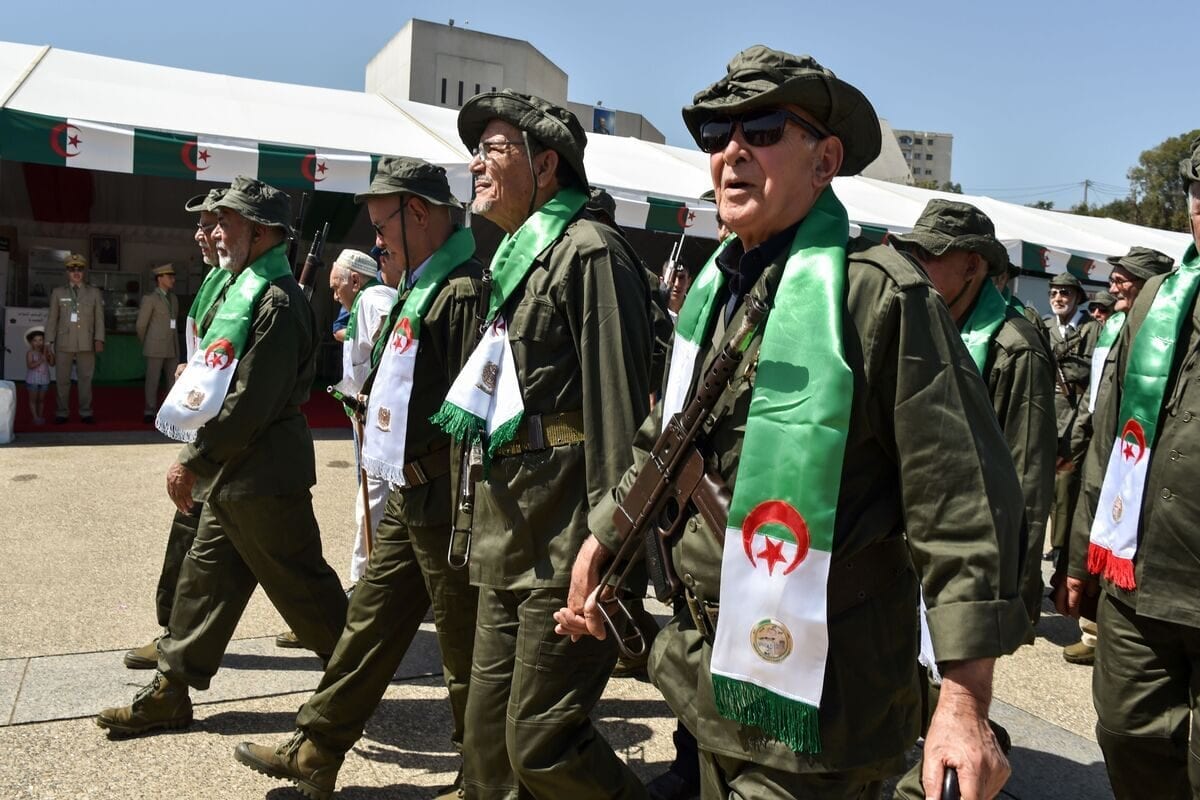 Veteranos do "Exército de Libertação Nacional" argelino (Moudjahidine) que lutaram durante a guerra de independência em 5 de julho de 2017 [Ryad Kramdi/ AFP via Getty Images]