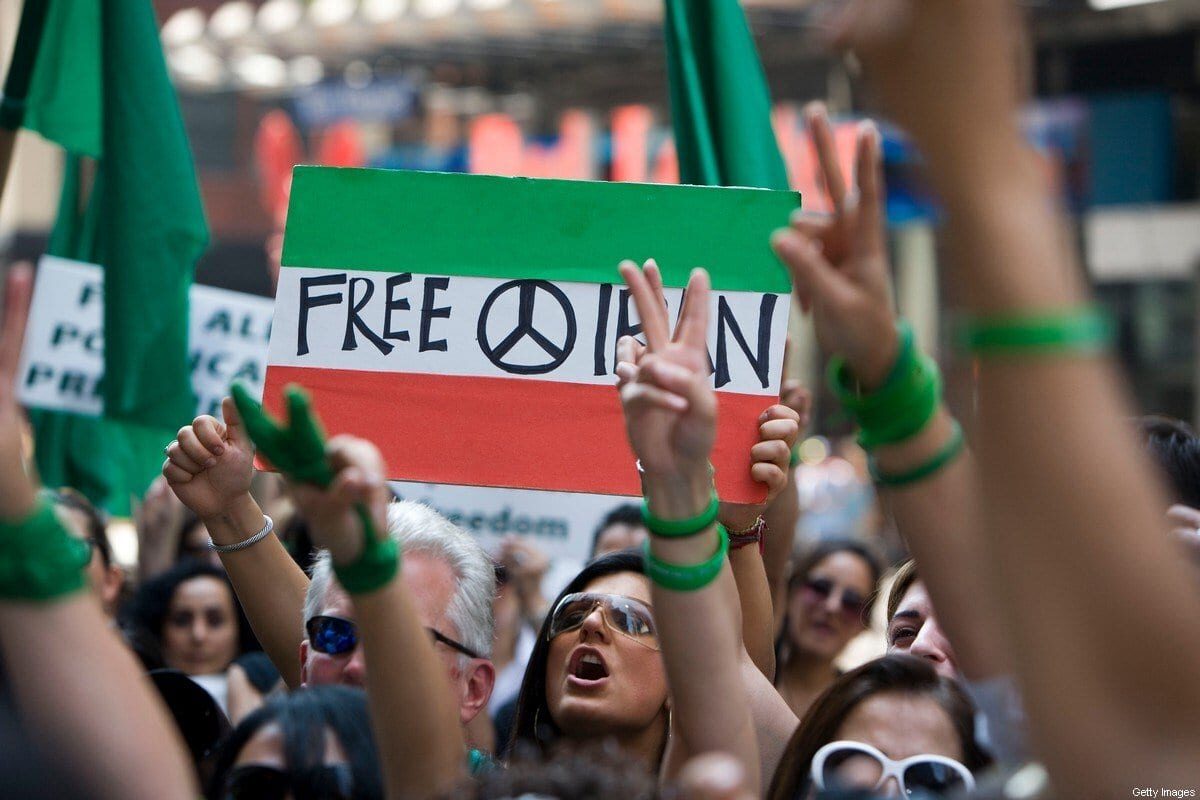 Manifestantes participam de uma manifestação perto da Times Square em solidariedade ao povo iraniano, cujos direitos humanos estão sendo violados, em 25 de julho de 2009 na cidade de Nova York. [Ramin Talaie/ Getty Images]
